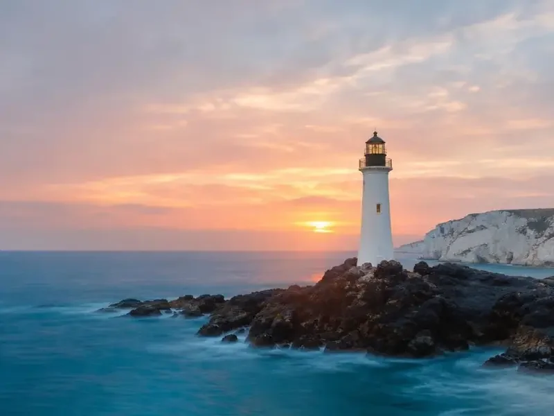 花岙岛白色灯塔与日出海面
